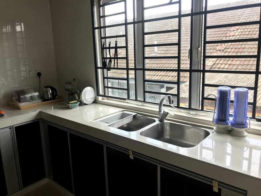 Terrace House Near Stulang Laut Ciq Midvalley Ksl For 7Pax Джохор Бахру Екстериор снимка