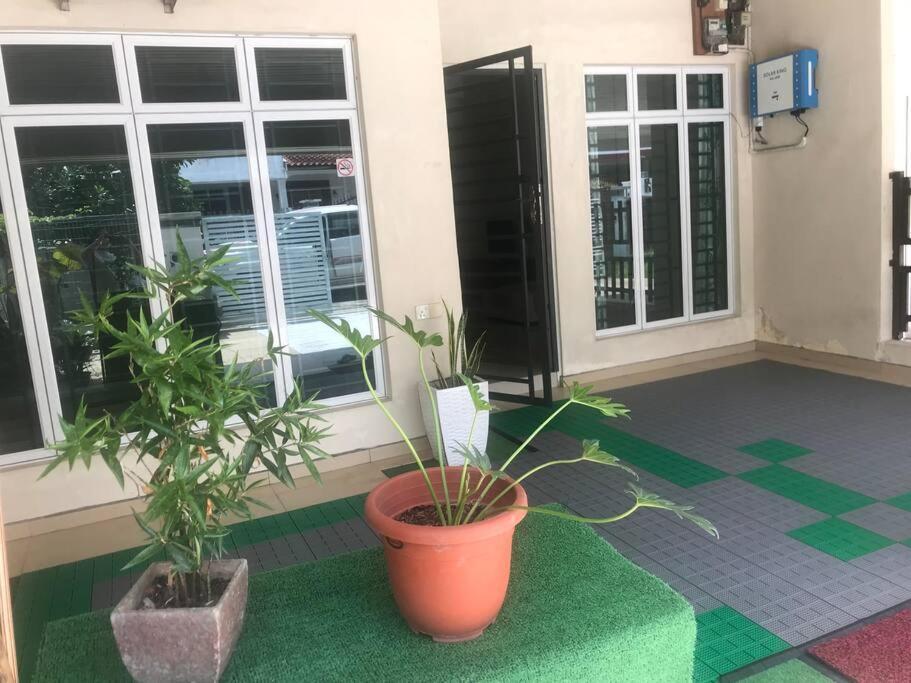 Terrace House Near Stulang Laut Ciq Midvalley Ksl For 7Pax Джохор Бахру Екстериор снимка