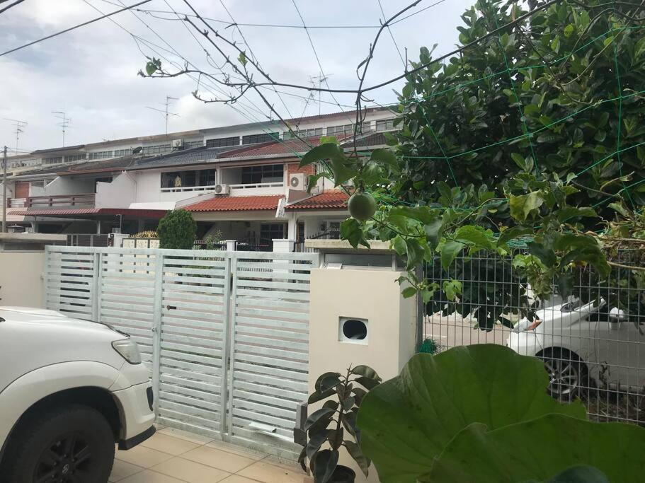 Terrace House Near Stulang Laut Ciq Midvalley Ksl For 7Pax Джохор Бахру Екстериор снимка