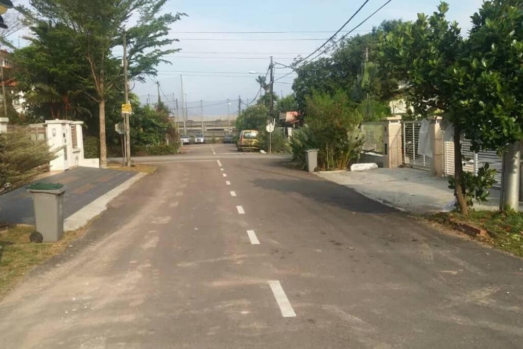 Terrace House Near Stulang Laut Ciq Midvalley Ksl For 7Pax Джохор Бахру Екстериор снимка