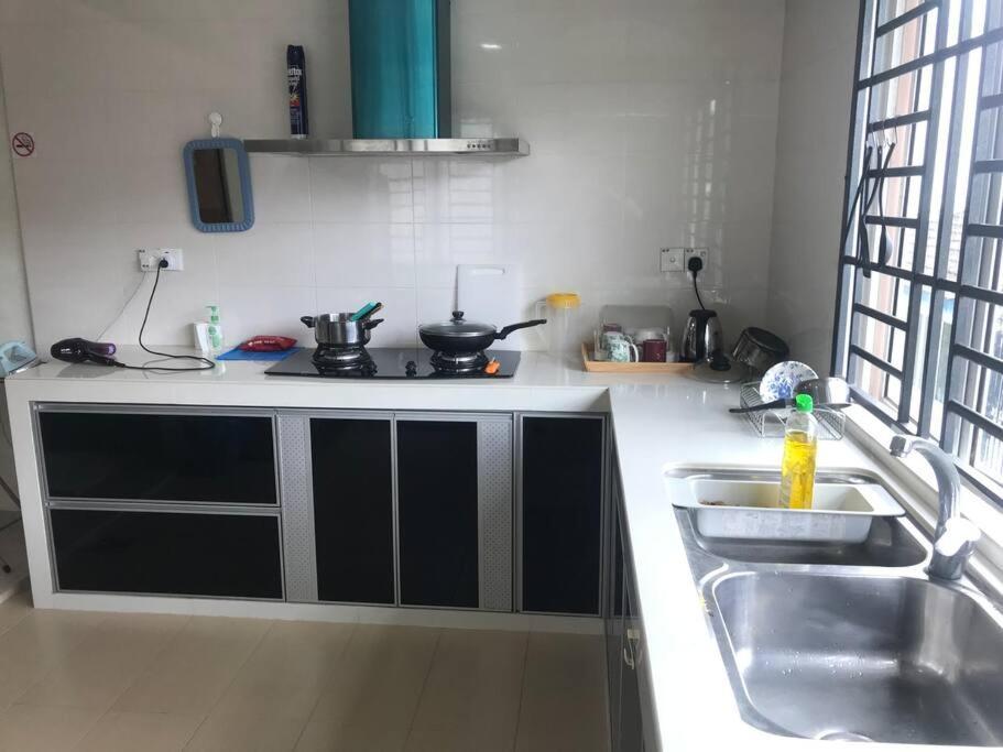 Terrace House Near Stulang Laut Ciq Midvalley Ksl For 7Pax Джохор Бахру Екстериор снимка