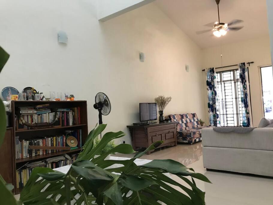 Terrace House Near Stulang Laut Ciq Midvalley Ksl For 7Pax Джохор Бахру Екстериор снимка