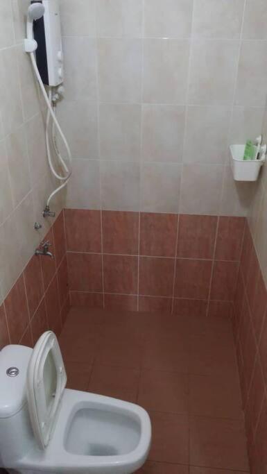 Terrace House Near Stulang Laut Ciq Midvalley Ksl For 7Pax Джохор Бахру Екстериор снимка