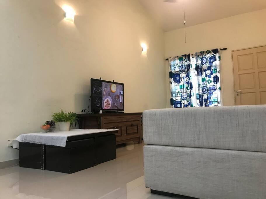 Terrace House Near Stulang Laut Ciq Midvalley Ksl For 7Pax Джохор Бахру Екстериор снимка