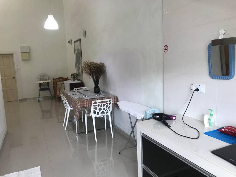 Terrace House Near Stulang Laut Ciq Midvalley Ksl For 7Pax Джохор Бахру Екстериор снимка