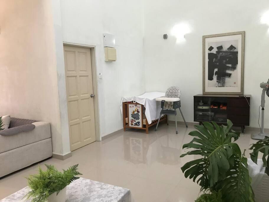 Terrace House Near Stulang Laut Ciq Midvalley Ksl For 7Pax Джохор Бахру Екстериор снимка