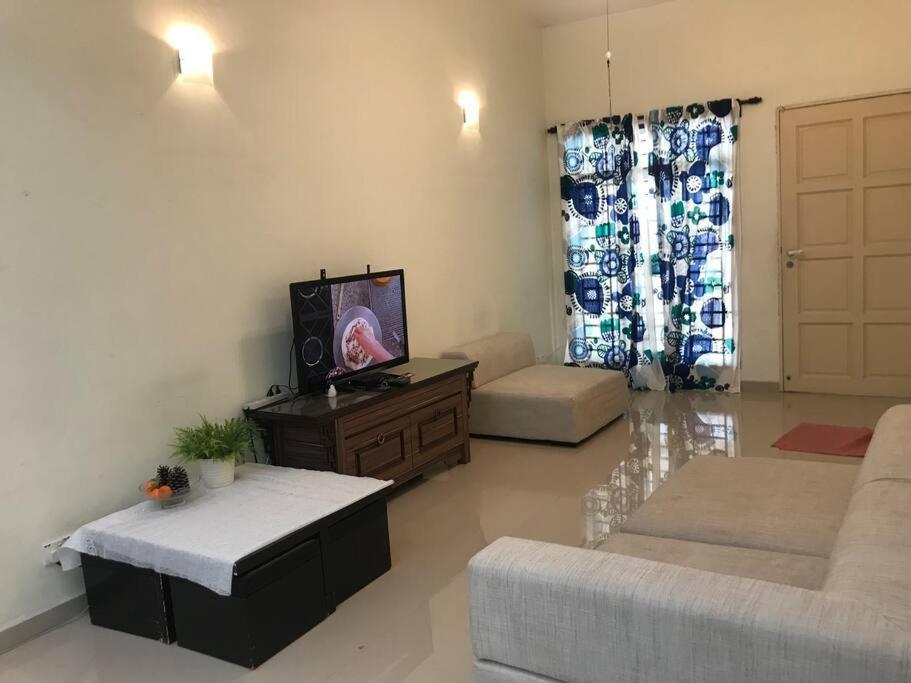 Terrace House Near Stulang Laut Ciq Midvalley Ksl For 7Pax Джохор Бахру Екстериор снимка